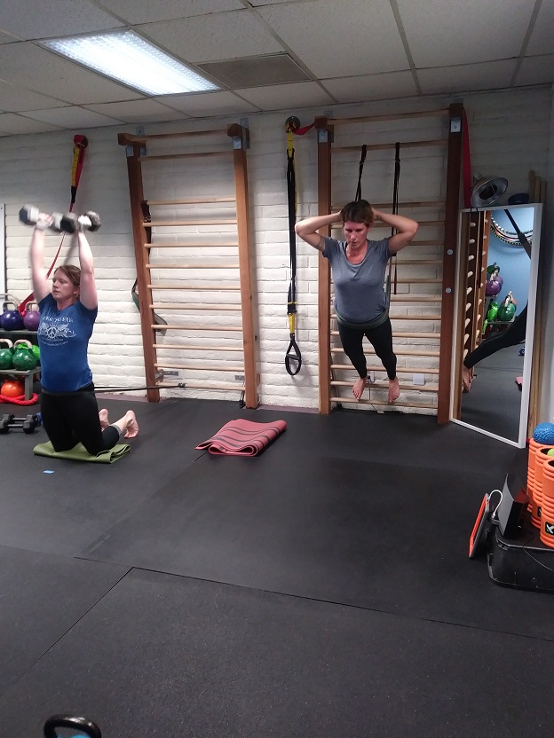 women lifting weights